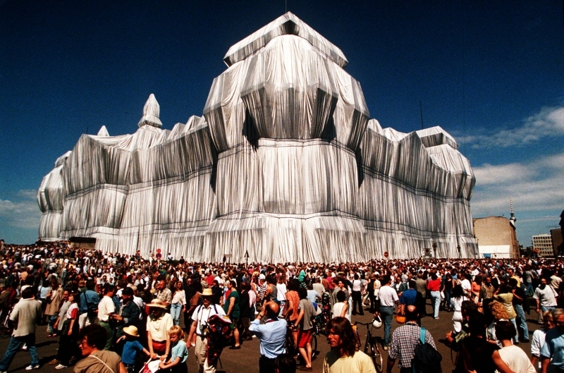 1995 Christo +Jeanne Claudes Verhüllung.jpg